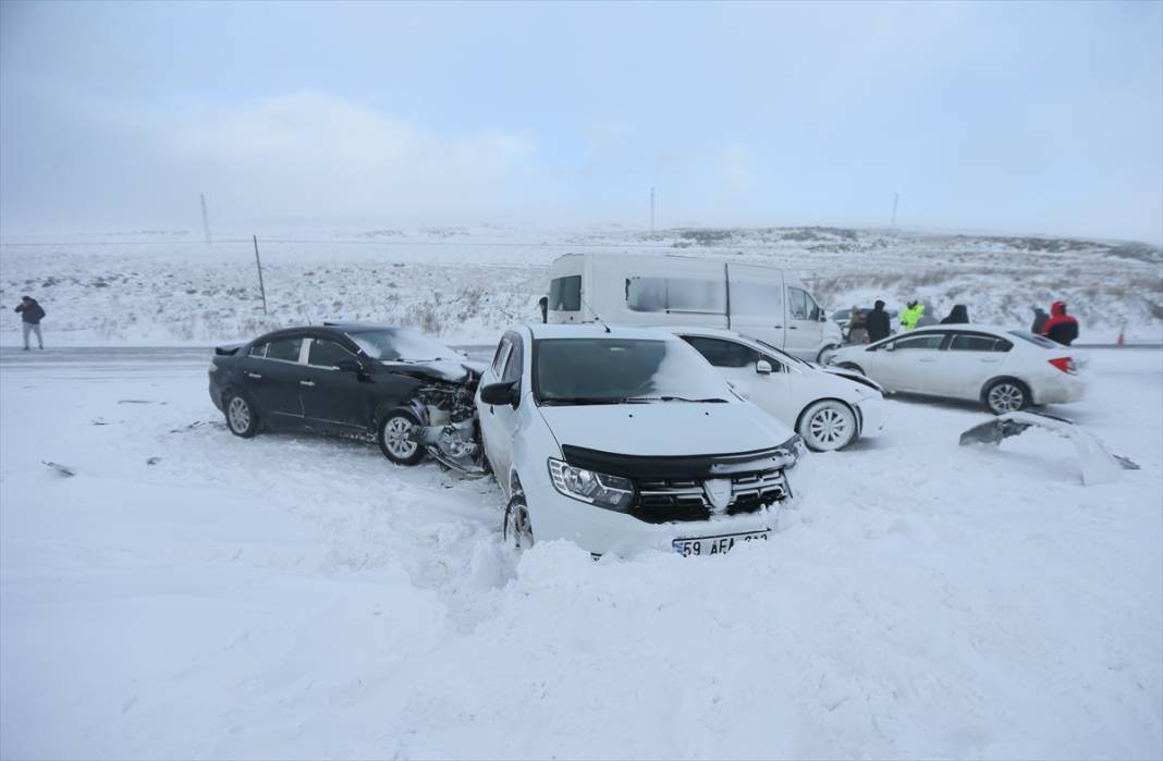Kar ve tipi nedeniyle 8 araç birbirine girdi! Birçok araç mahsur kaldı 1